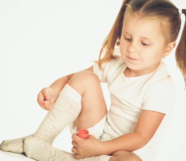 Kind sitzt auf dem Boden und malt — Stockfoto