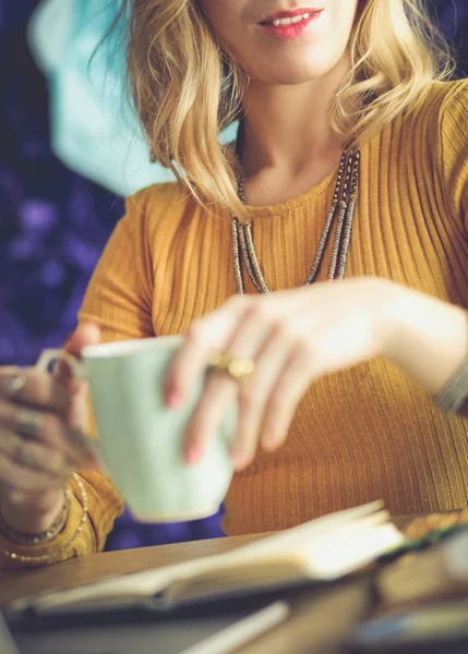 Mladá žena na přestávce na kávu nebo si vychutnává přestávku na kávu, pomocí notebooku — Stock fotografie