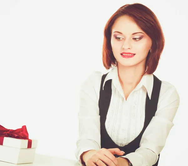Business woman with gift box red bow sitting at the desk — Stock Photo, Image