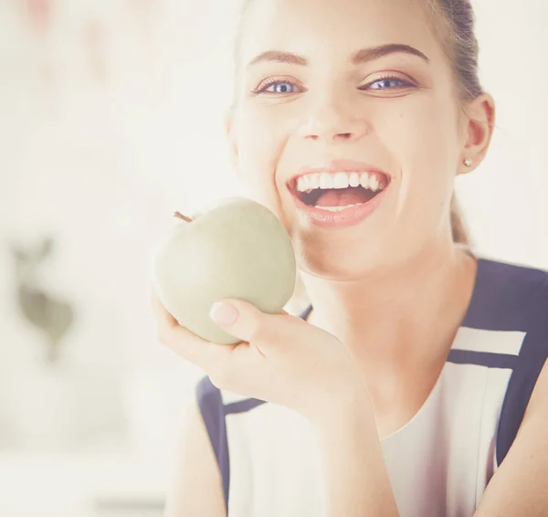 Ritratto ravvicinato di sana donna sorridente con mela verde. — Foto Stock