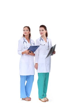 İki genç kadın doktor, hastanede duruyor. İki genç kadın doktor..