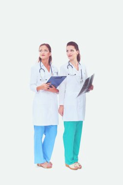 İki genç kadın doktor, hastanede duruyor. İki genç kadın doktor..