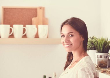 Mutfakta masada oturan genç bir kadın. Genç kadın.