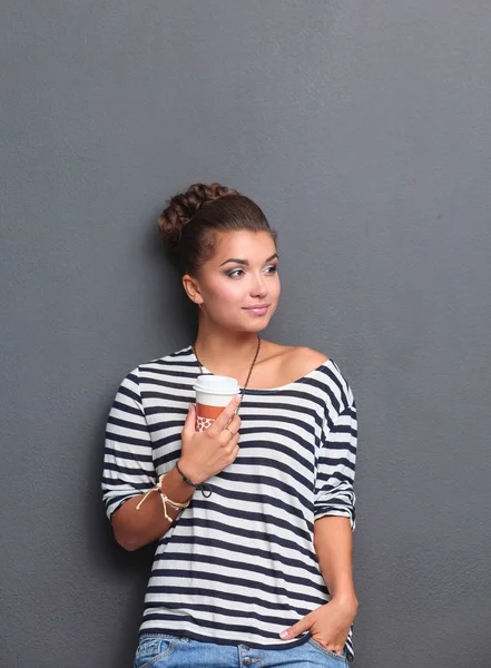 Mujer joven de pie con copa, aislada sobre fondo gris. Mujer joven — Foto de Stock