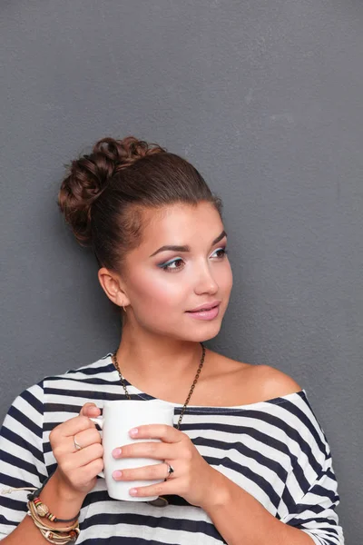 Állandó csésze, szürke háttér elszigetelt fiatal nő. Fiatal nő — Stock Fotó