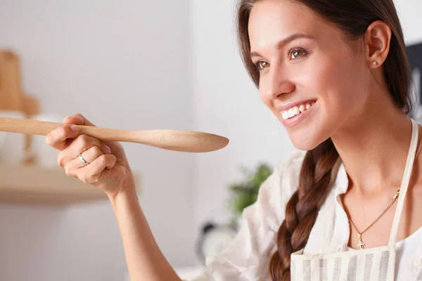 Uma jovem sentada numa mesa na cozinha. Jovem mulher — Fotografia de Stock