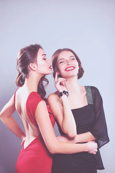 Dos jóvenes mujeres de belleza de pie juntas. Dos jóvenes belleza wome — Foto de Stock