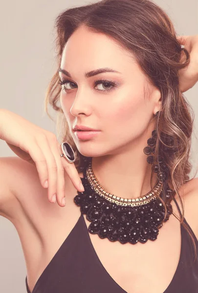 Retrato de hermosa cara de mujer joven. Aislado sobre fondo gris . — Foto de Stock