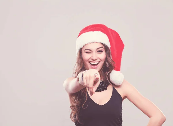 Ritratto di una bella donna che indossa un cappello da Babbo Natale sorridente . — Foto Stock