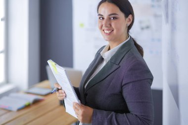 İş, eğitim ve ofis konsepti - yönetim kurulu ile iş ekibi bir şey tartışıyor.