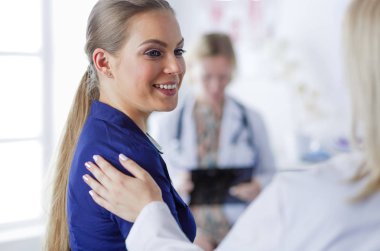 Doktor ve hasta masada otururken bir şey tartışıyorlar. İlaç ve sağlık hizmetleri kavramı