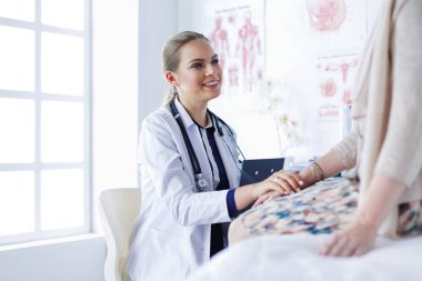 Doktor ve hasta masada otururken bir şey tartışıyorlar. İlaç ve sağlık hizmetleri kavramı