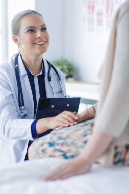 Doktor ve hasta masada otururken bir şey tartışıyorlar. İlaç ve sağlık hizmetleri kavramı