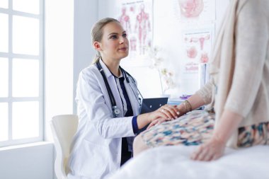 Doktor ve hasta masada otururken bir şey tartışıyorlar. İlaç ve sağlık hizmetleri kavramı