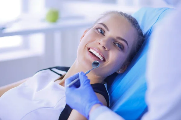 Młoda pacjentka z ładnym uśmiechem badająca badanie stomatologiczne w gabinecie dentystycznym. — Zdjęcie stockowe