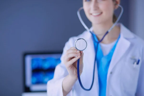 Close-up shot van artsen handen houden stethoscoop in de kliniek. — Stockfoto