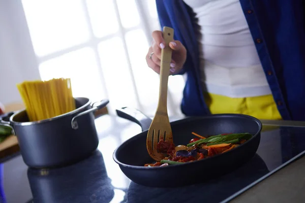 Young woman in the kitchen preparing a food — Stock Photo, Image