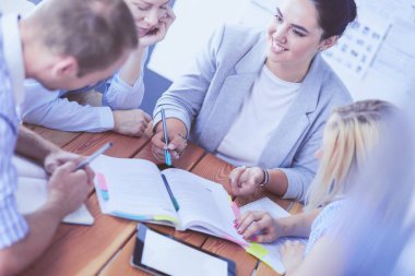 Masada kitaplarla çalışan gençler. Güzel kadınlar ve erkekler birlikte çalışıyor..