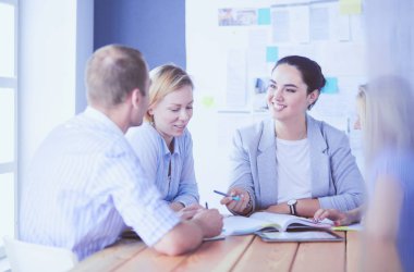 Masada kitaplarla çalışan gençler. Güzel kadınlar ve erkekler birlikte çalışıyor..
