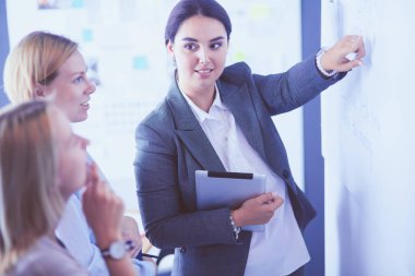 İş, eğitim ve ofis konsepti - yönetim kurulu ile iş ekibi bir şey tartışıyor.