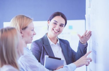 İş, eğitim ve ofis konsepti - yönetim kurulu ile iş ekibi bir şey tartışıyor.