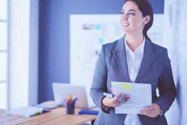 İş, eğitim ve ofis konsepti - yönetim kurulu ile iş ekibi bir şey tartışıyor.