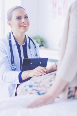 Doktor ve hasta masada otururken bir şey tartışıyorlar. İlaç ve sağlık hizmetleri kavramı