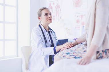 Doktor ve hasta masada otururken bir şey tartışıyorlar. İlaç ve sağlık hizmetleri kavramı