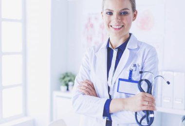 Üniformalı bir dosyayla gülümseyen kadın doktor