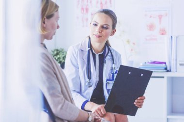 Doktor ve hasta masada otururken bir şey tartışıyorlar. İlaç ve sağlık hizmetleri kavramı