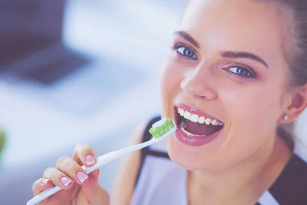 Joven chica bonita manteniendo la higiene bucal con cepillo de dientes . — Foto de Stock