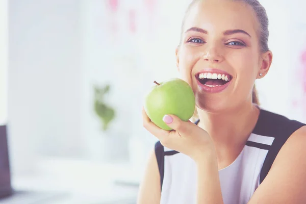 Portrait rapproché d'une femme souriante et en bonne santé à la pomme verte. — Photo