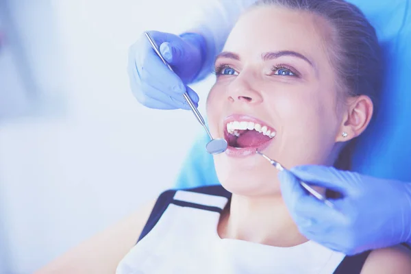 Mujer Joven Con Boca Abierta Examinando Inspección Dental Consultorio Del — Foto de Stock