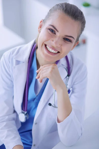 Gros plan Portrait d'une femme médecin amicale avec stéthoscope souriant à la caméra. — Photo