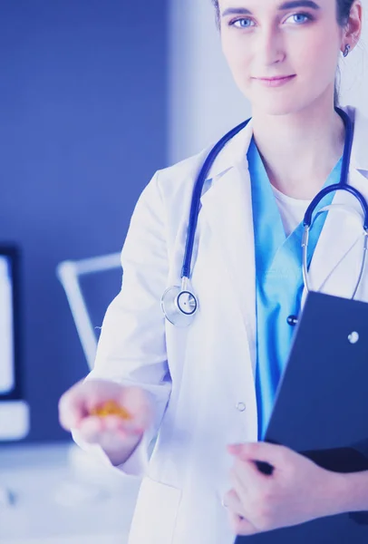 Gros plan des mains des médecins tenant des pilules à la clinique. — Photo