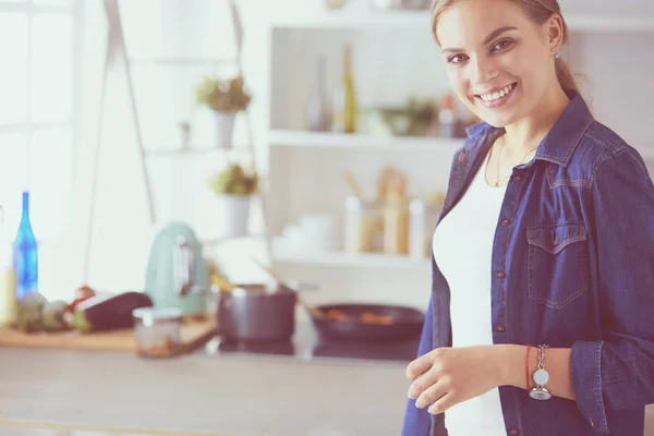 Jonge vrouw in de keuken het bereiden van een voedsel — Stockfoto