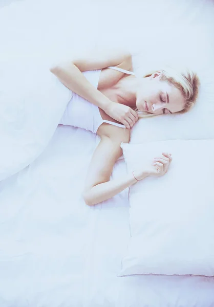 Hübsche Frau legt sich zu Hause auf ihr Bett — Stockfoto
