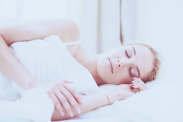 Mujer bonita acostada en su cama en casa — Foto de Stock