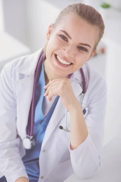 Close-up Portret van vriendelijke vrouwelijke arts met stethoscoop glimlachen op camera. — Stockfoto