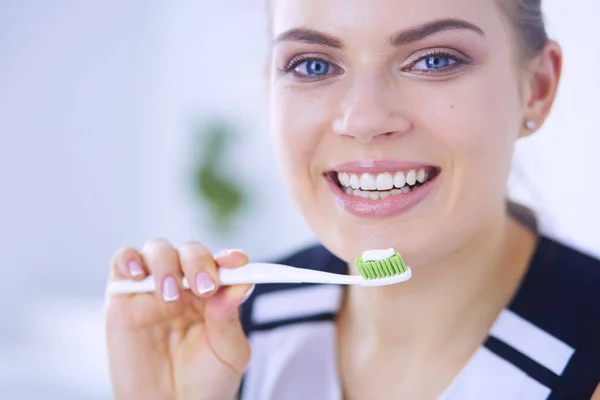 年轻漂亮的女孩用牙刷保持口腔卫生. — 图库照片
