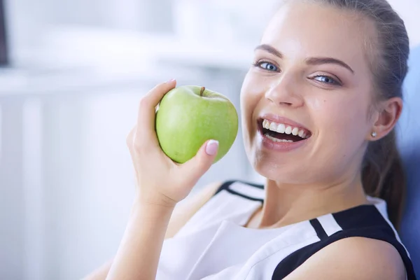 关闭绿色苹果的健康微笑的女人的肖像. — 图库照片