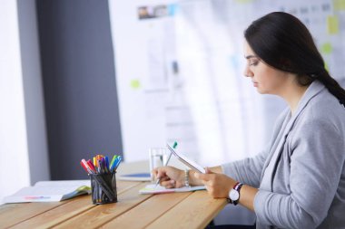 Ofiste modern dijital tablet kullanan güzel bir bayan yönetici..