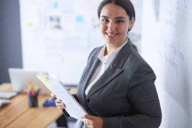 İş, eğitim ve ofis konsepti - yönetim kurulu ile iş ekibi bir şey tartışıyor.