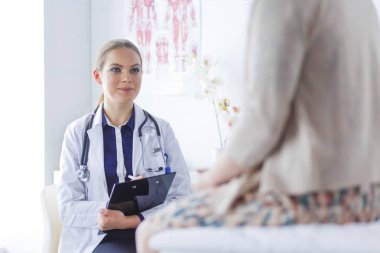 Doktor ve hasta masada otururken bir şey tartışıyorlar. İlaç ve sağlık hizmetleri kavramı