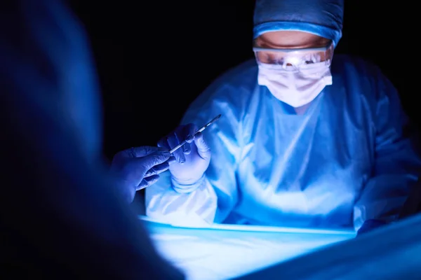 Cropped picture of scalpel taken doctors performing surgery. — Stock Photo, Image