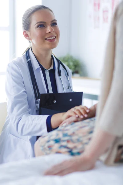 Doctor y paciente discutiendo algo mientras están sentados en la mesa. Concepto de medicina y salud — Foto de Stock