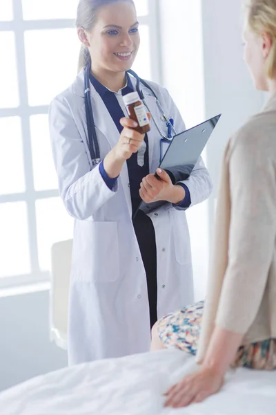 Doctor y paciente discutiendo algo mientras están sentados en la mesa. Concepto de medicina y salud — Foto de Stock