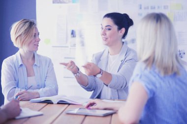 Masada kitaplarla çalışan gençler. Güzel kadınlar ve erkekler birlikte çalışıyor..
