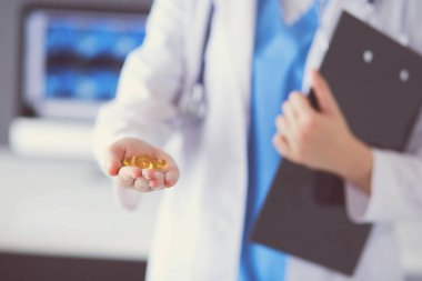 Doktorların ellerinin hapları tutarken yakın plan çekimleri..