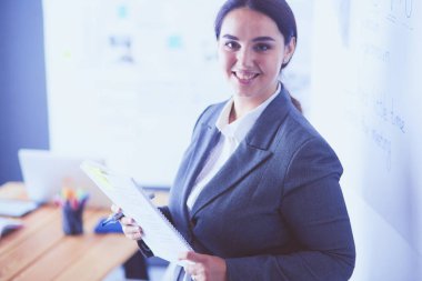 İş, eğitim ve ofis konsepti - yönetim kurulu ile iş ekibi bir şey tartışıyor.